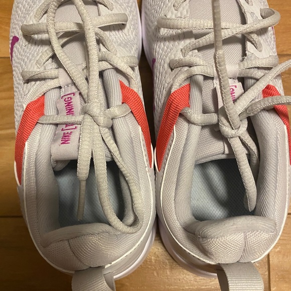 Women’s Nike Legend Essential Vast Grey Fire Facts Fit Activity Pink - Picture 6 of 7